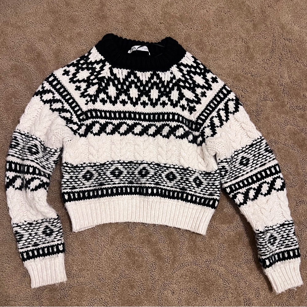 Black and White Zara Size S cropped sweater
